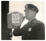 Officier de police sur le téléphone depuis la boîte d'appel sur la pole