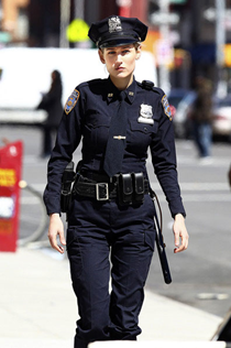 Vrouwelijke politieagent in uniform 21ste eeuw